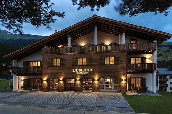 Das Hotrl Mischun erstrahlt in der Abenddämmerung