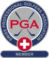 PGA-Mitgliedsabzeichen mit rotem Kreuz, blau-grauem Kreislogo und dem Aufdruck „MEMBER“.