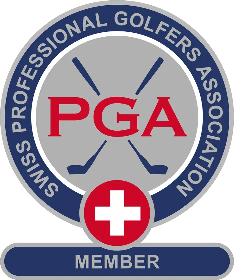 PGA-Mitgliedsabzeichen mit rotem Kreuz, blau-grauem Kreislogo und dem Aufdruck „MEMBER“.