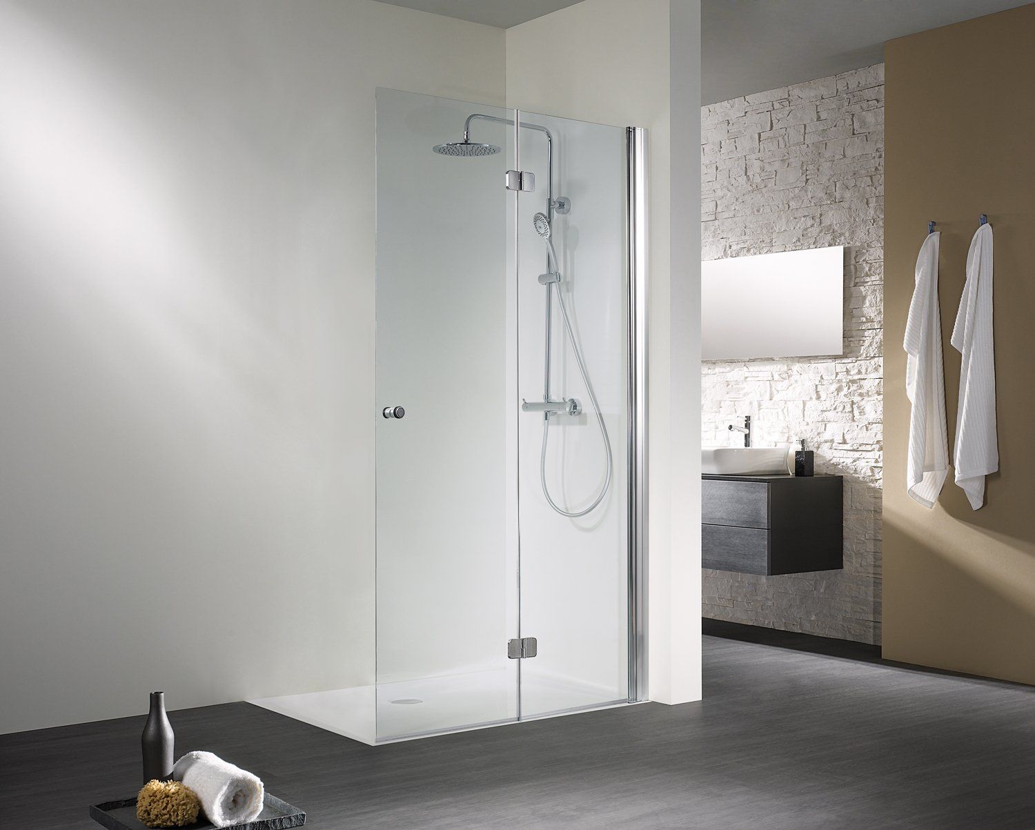 Ebenerdige Flache Dusche weiße Wand grauer Boden