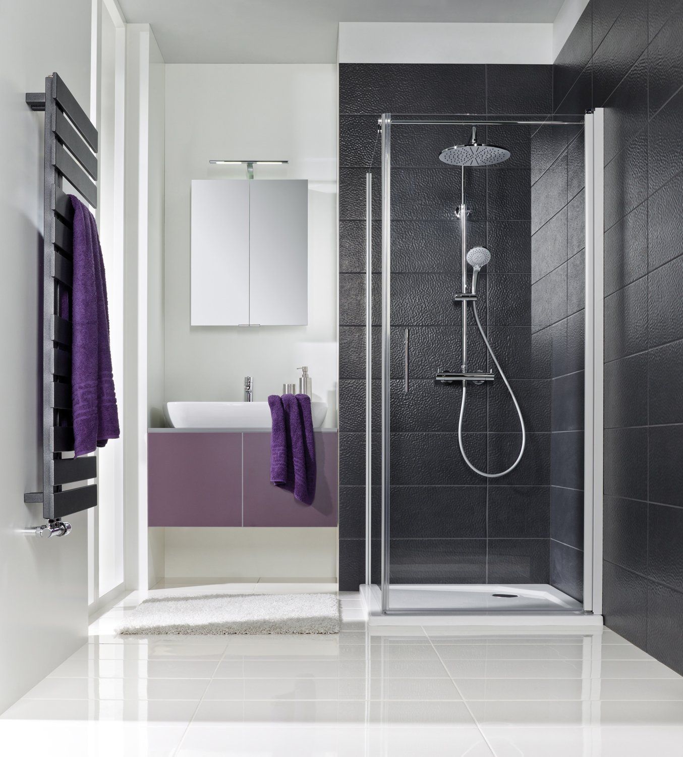 Dusche in Ecke mit schwarzen Wänden und violetten Designelementen