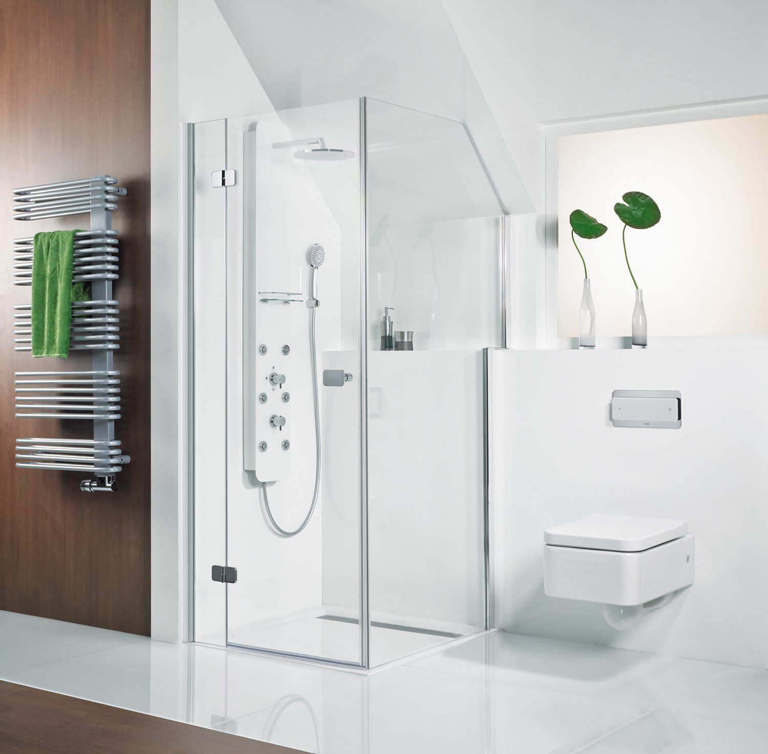 Dusche unter Dachschräge neben Toilette