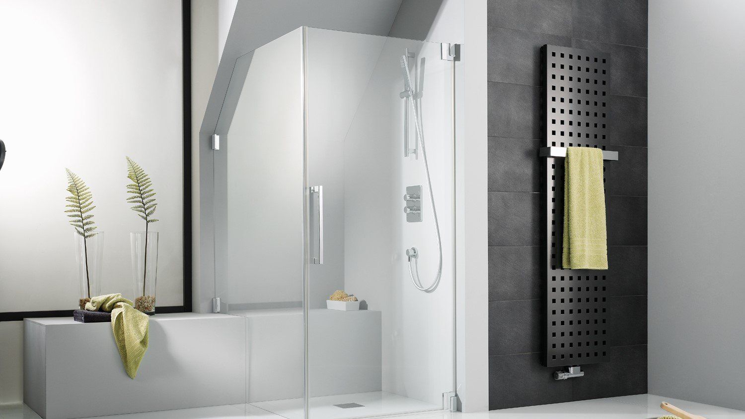 Badezimmer mit Dusche unter Dachschräge und schwarzem Handtuchhalter grüne Handtücher