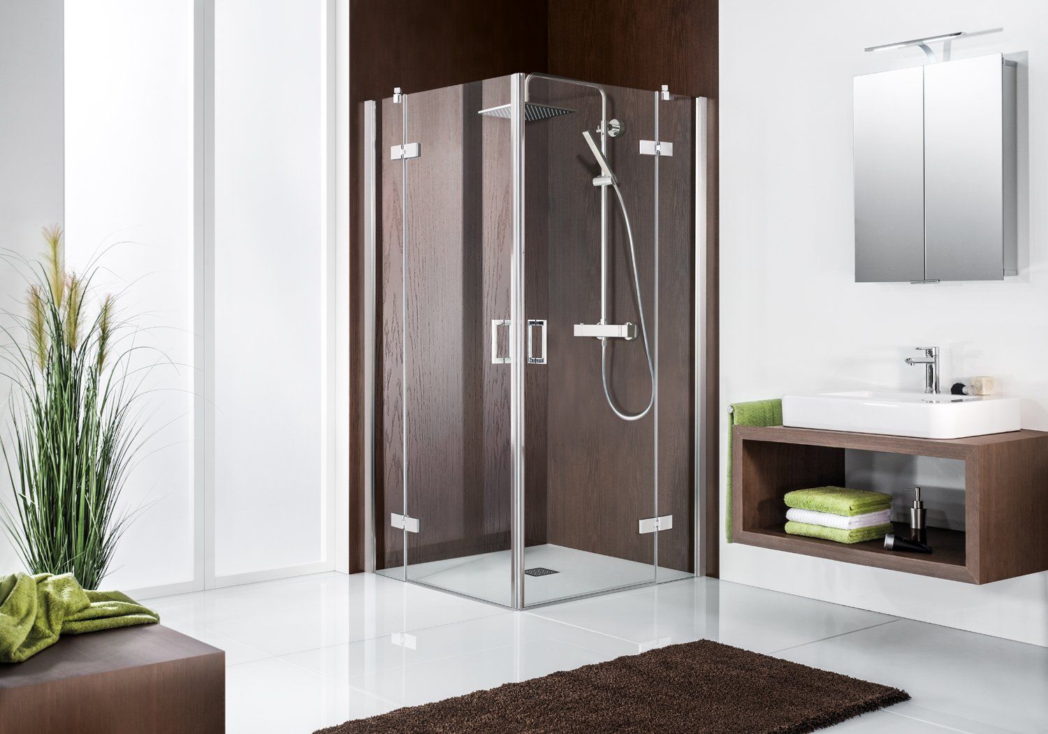 Waschbecken neben Dusche mit Eckeinstieg