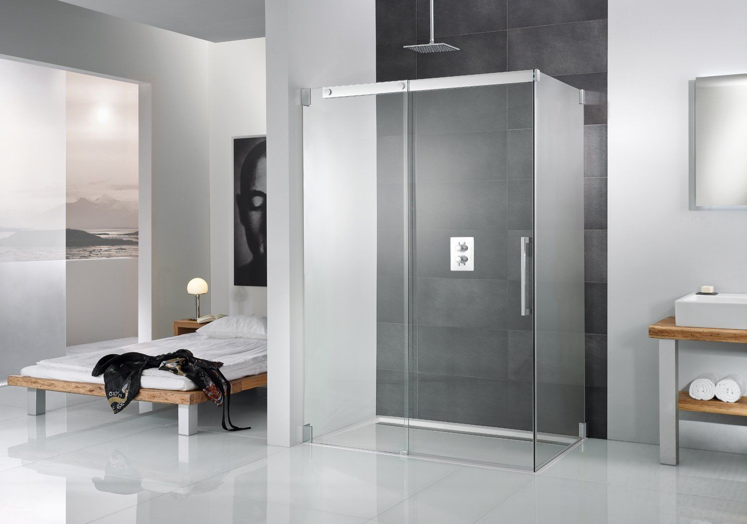 Schlafzimmer und Bad in einem Raum Eckdusche mit Gleittür Bett im Hintergrund