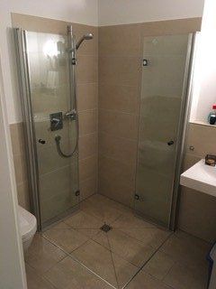 Walk In Dusche aus Glas mit Eckeinstieg mit geöffneten Türen