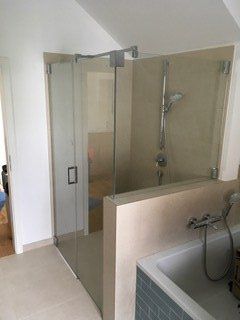 Barrierefreie Walk In Dusche aus Glas in einer Ecke