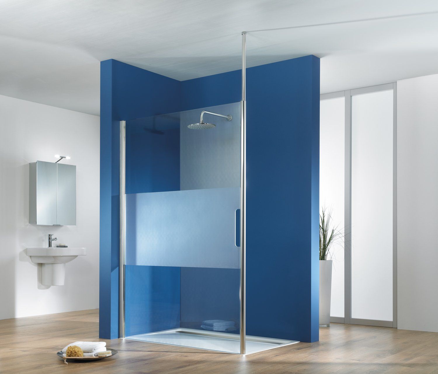 Walk In Dusche in der Mitte eines Bades mit blauen Wänden