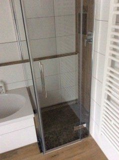 Dusche in Nische neben Waschtisch