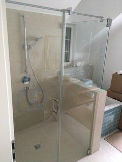 Dusche in Nische hinter Badewanne