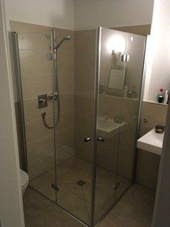 Walk In Dusche aus Glas mit Eckeinstieg