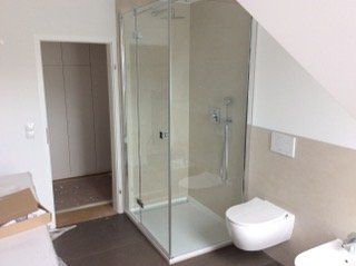 Eckdusche aus Glas unter einer Dachschräge