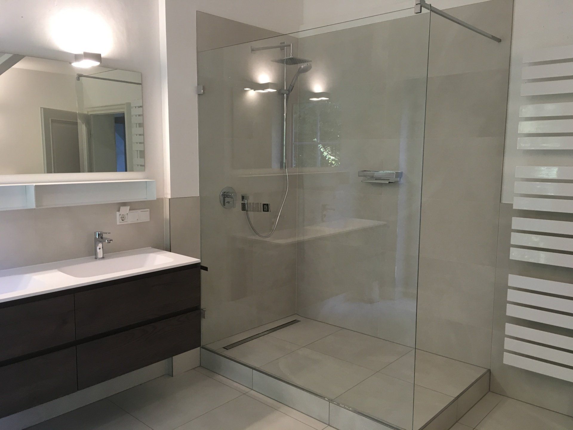 Große ebenerdige Dusche neben Waschtisch