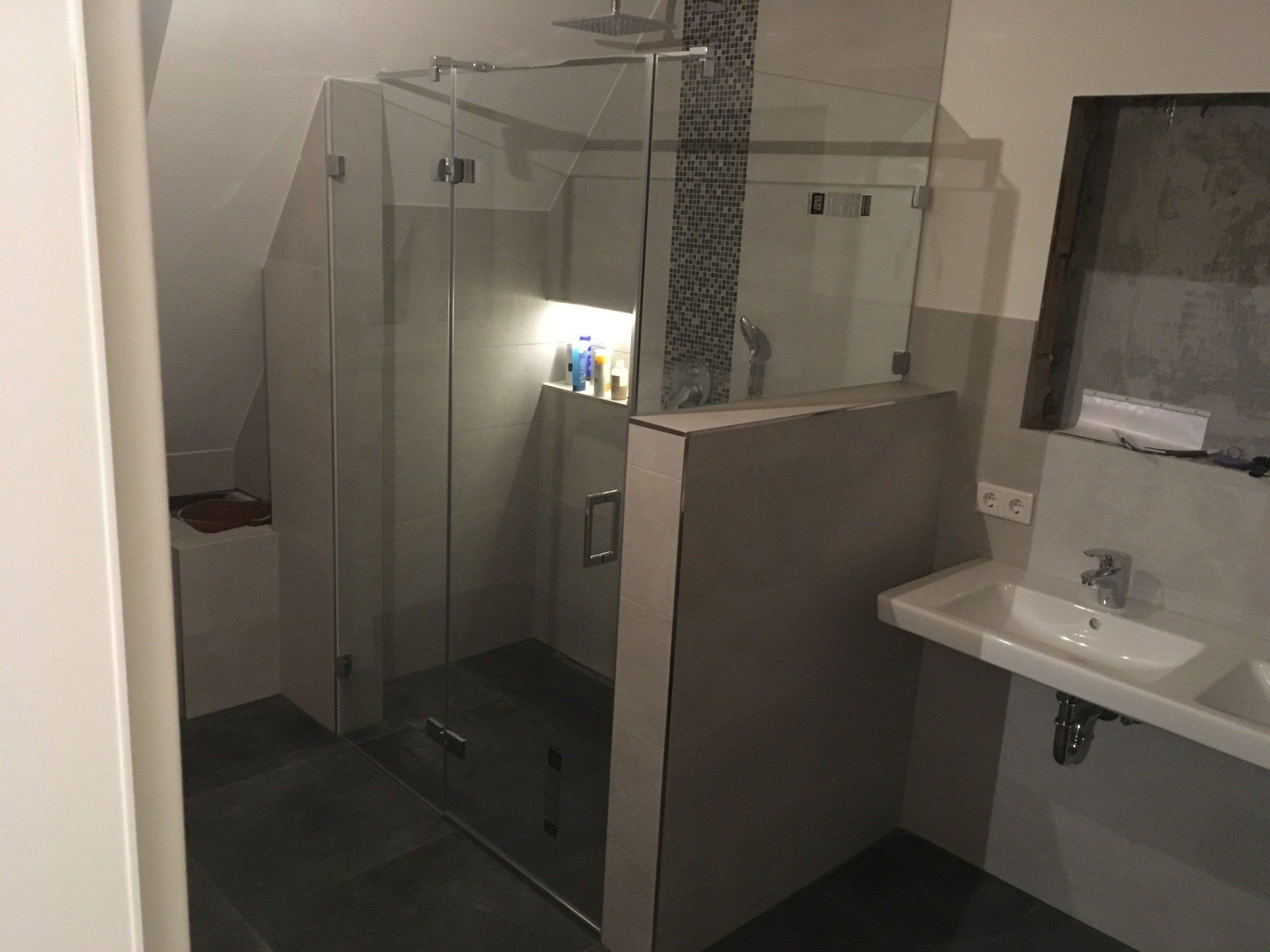 Nischendusche aus Glas