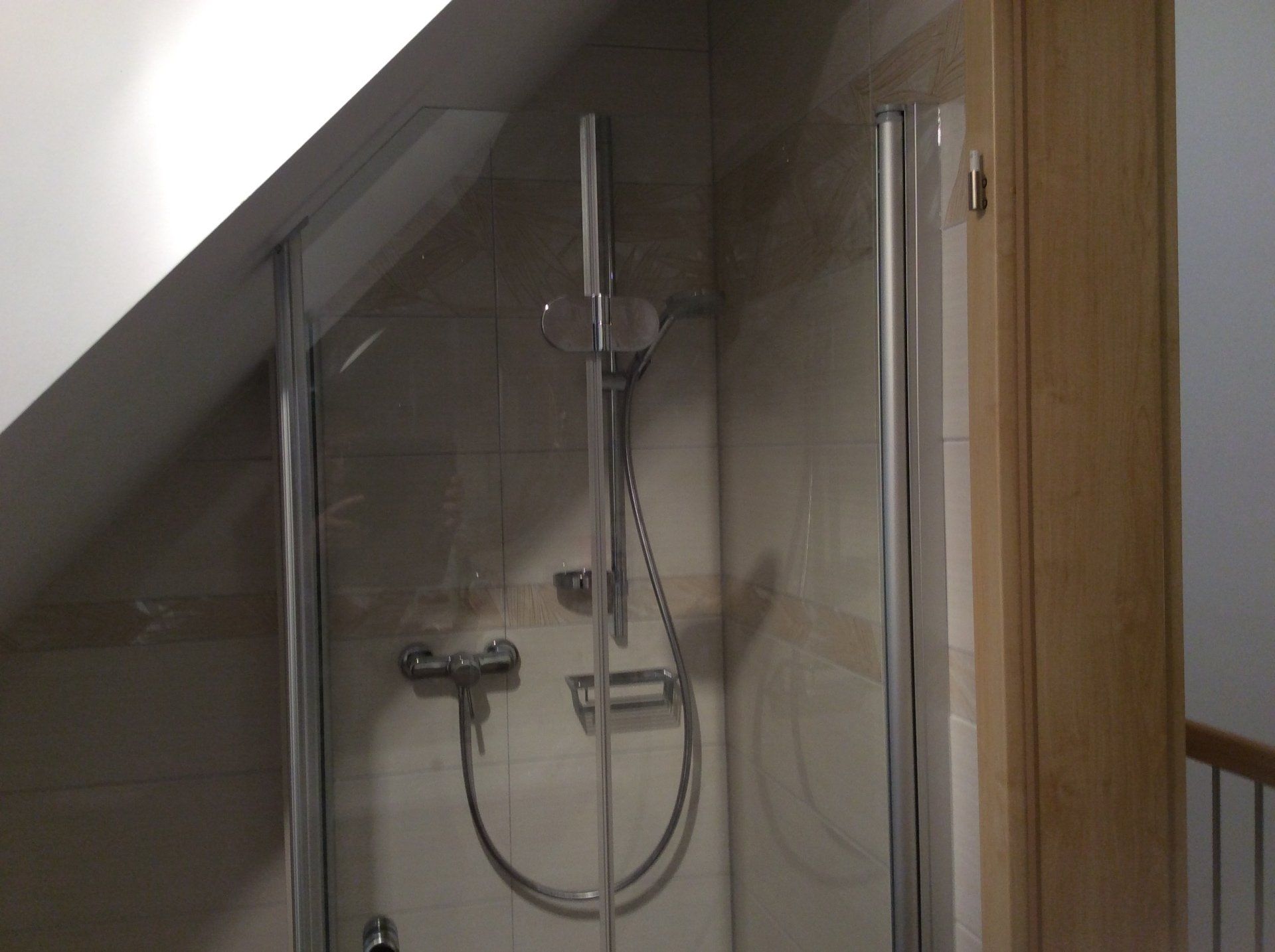 Maßgefertigte Glasdusche in einer Dachschräge