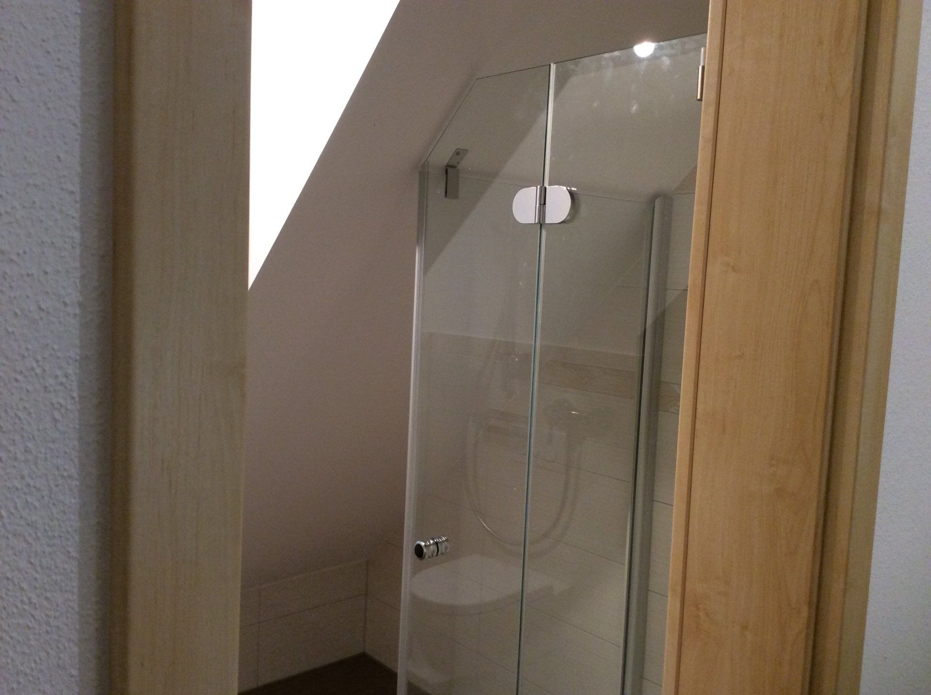 Dusche unter Dachschräge