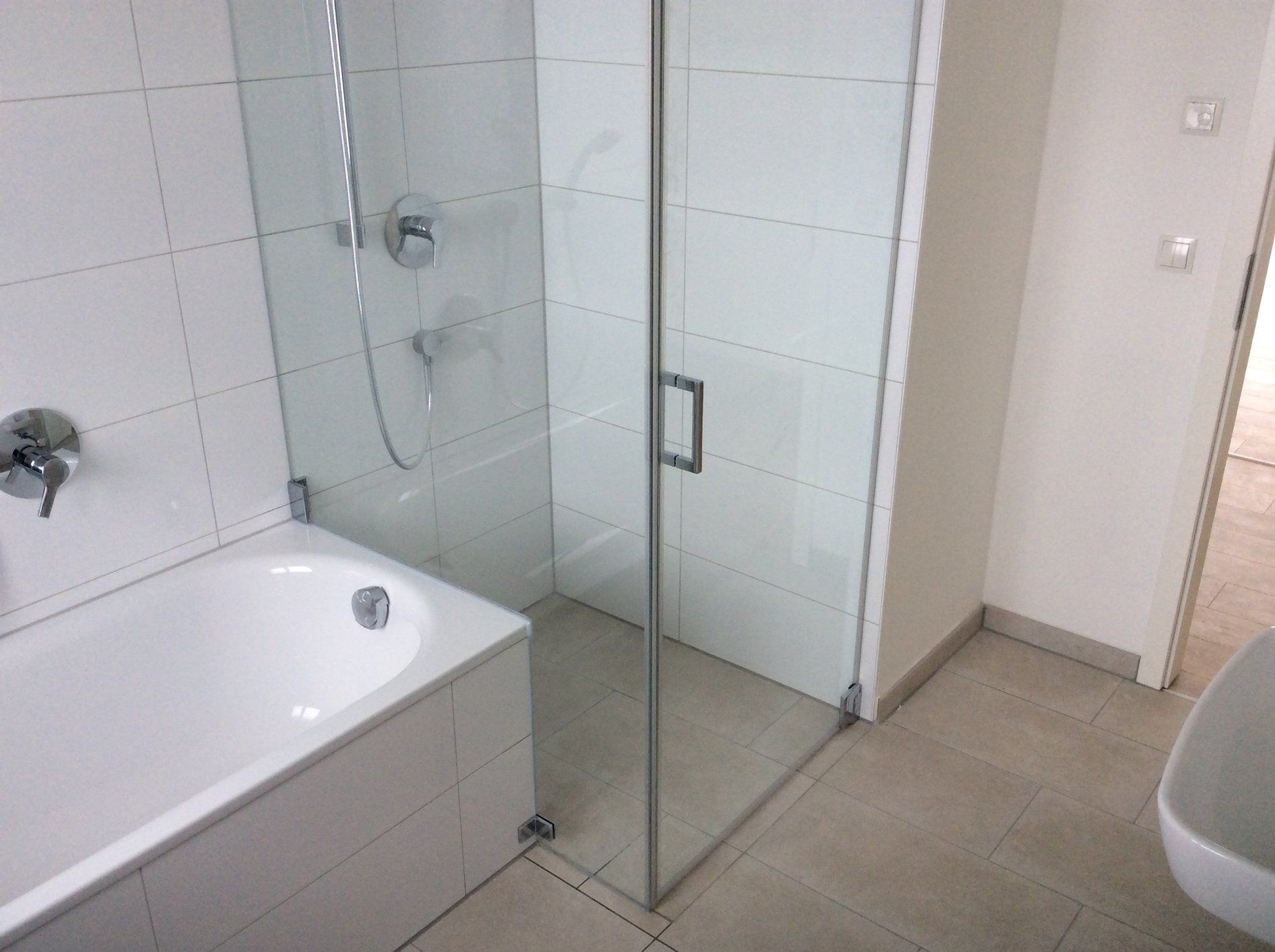 Dusche in Nische hinter Badewanne