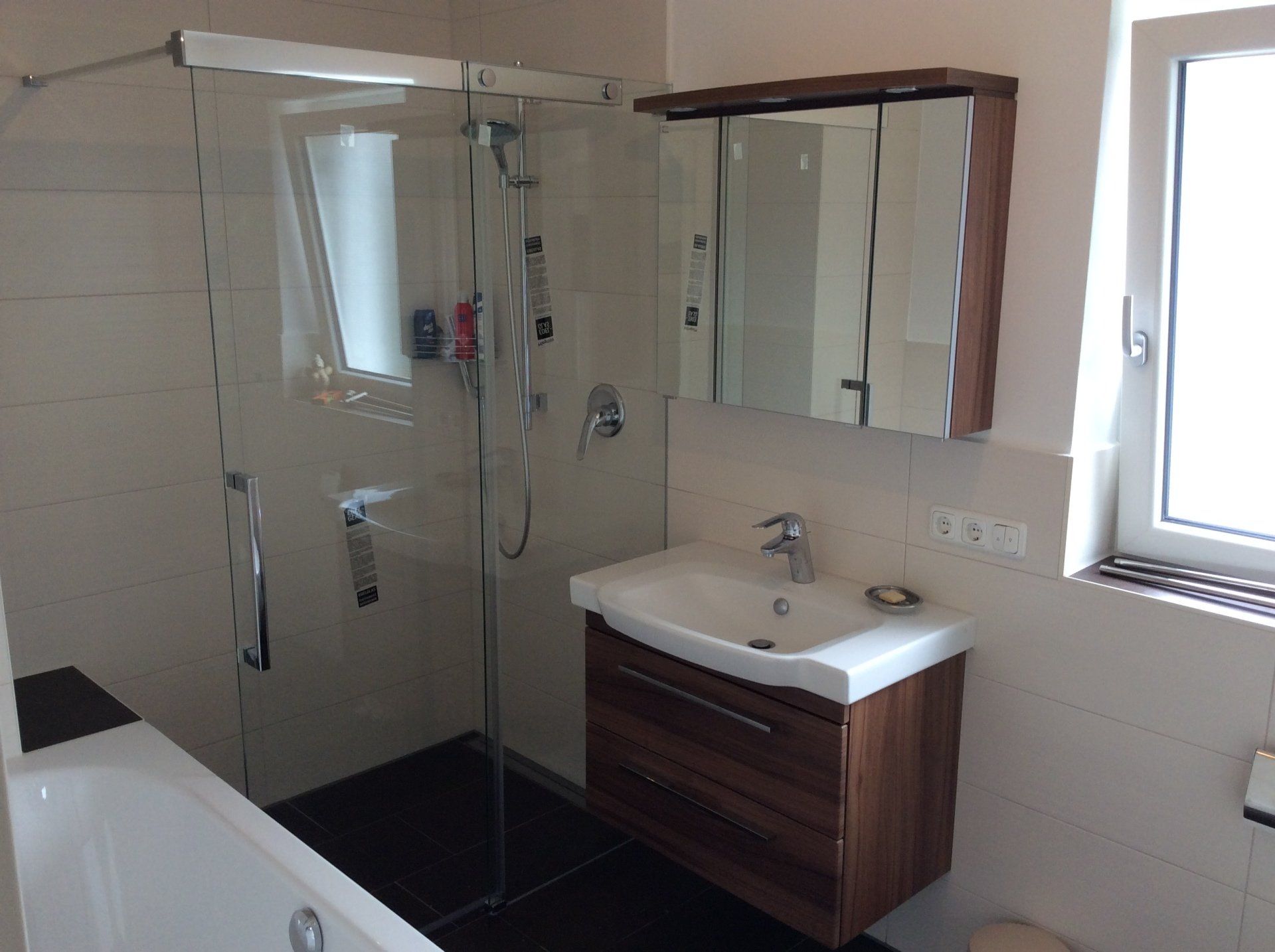 Dusche und Waschtisch aus Holz