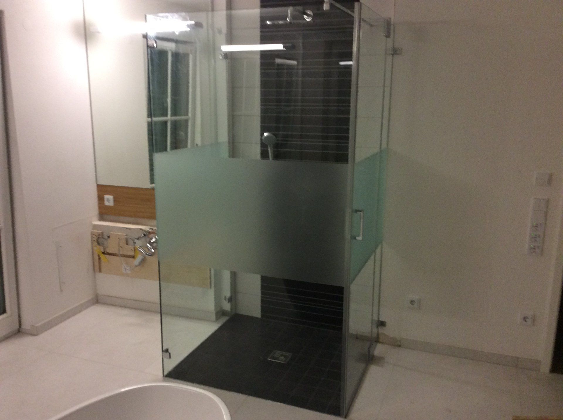 Viereckige Glasdusche