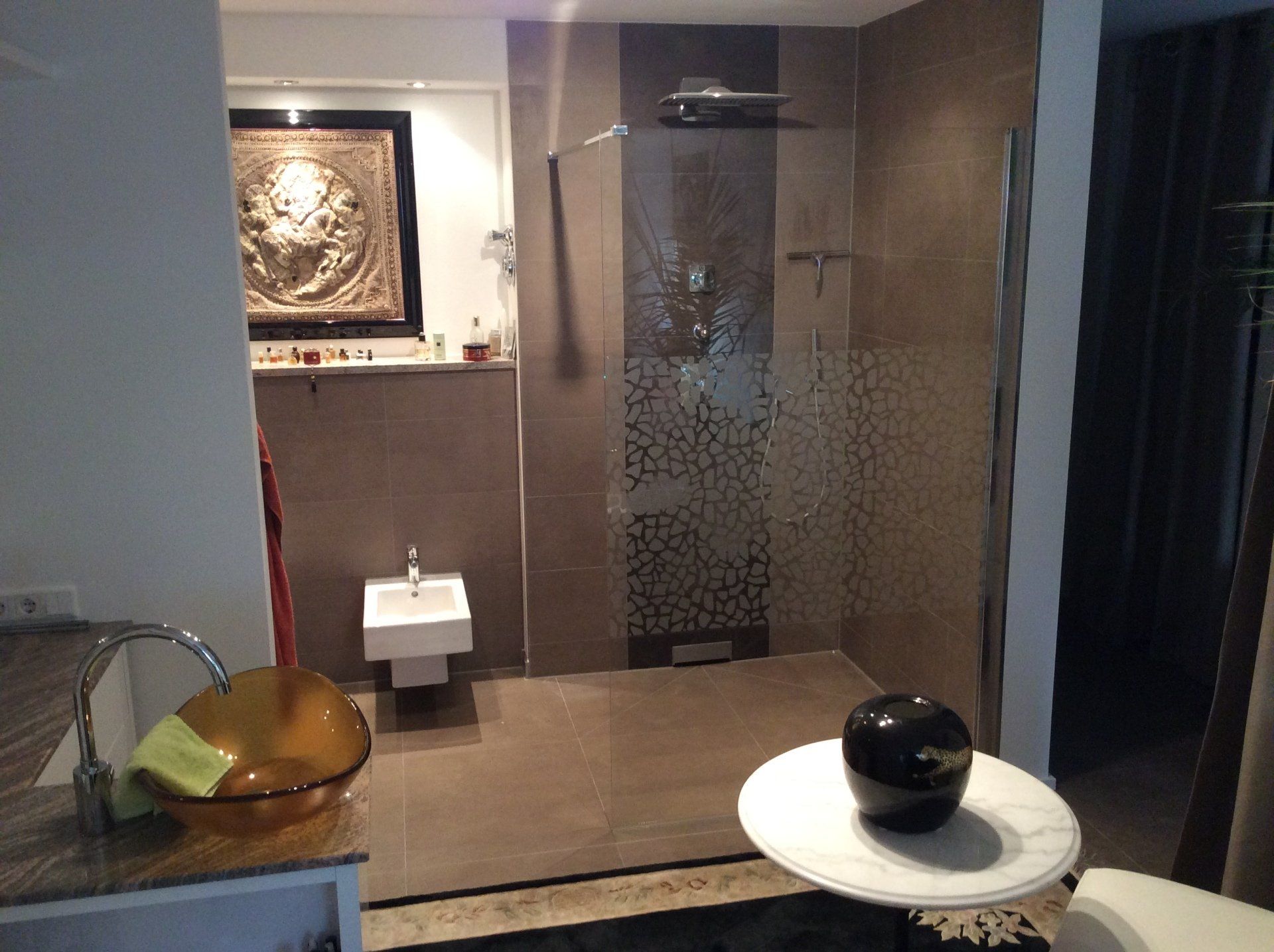 Walk in Dusche braune Fliesen