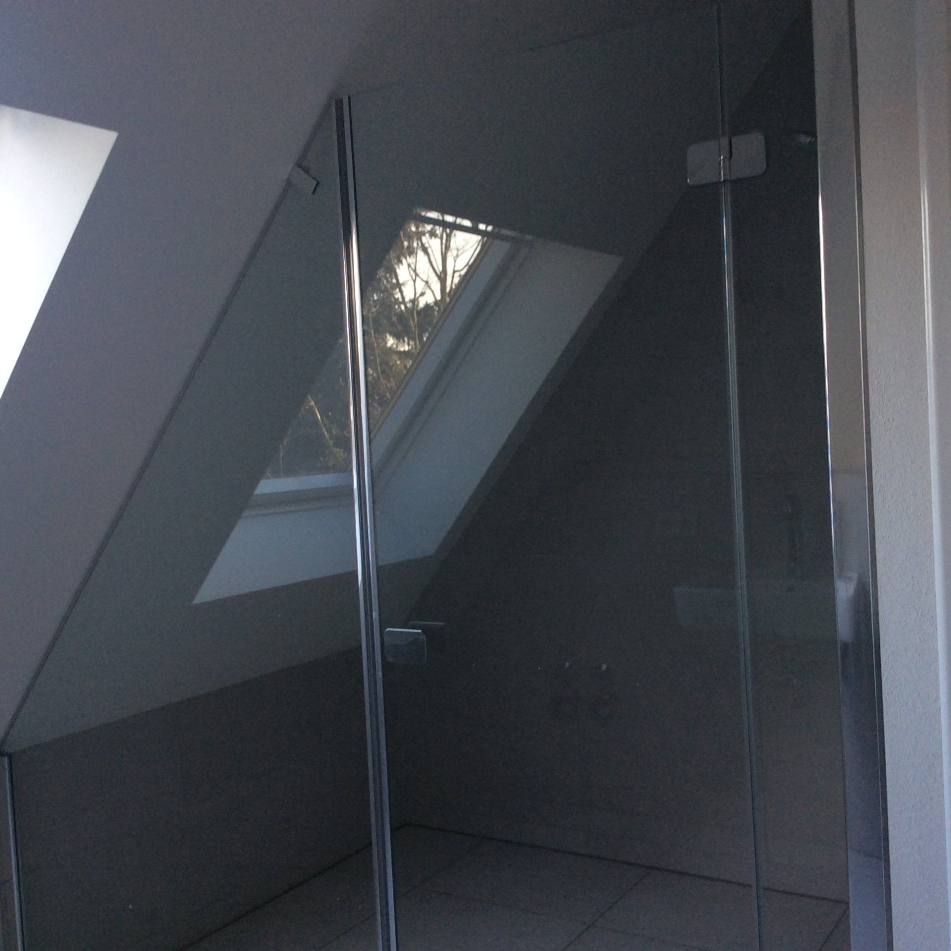 Dusche unter Dachschräge mit Fenster