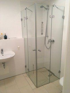 Walk In Dusche aus Glas mit Eckeinstieg
