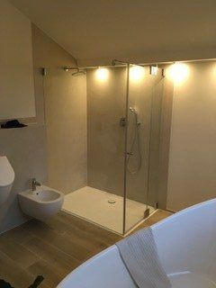 Große ebenerdige Dusche mit Lichtern