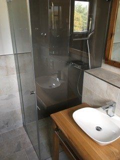 Dusche in kleinem Badezimmer neben Waschtisch