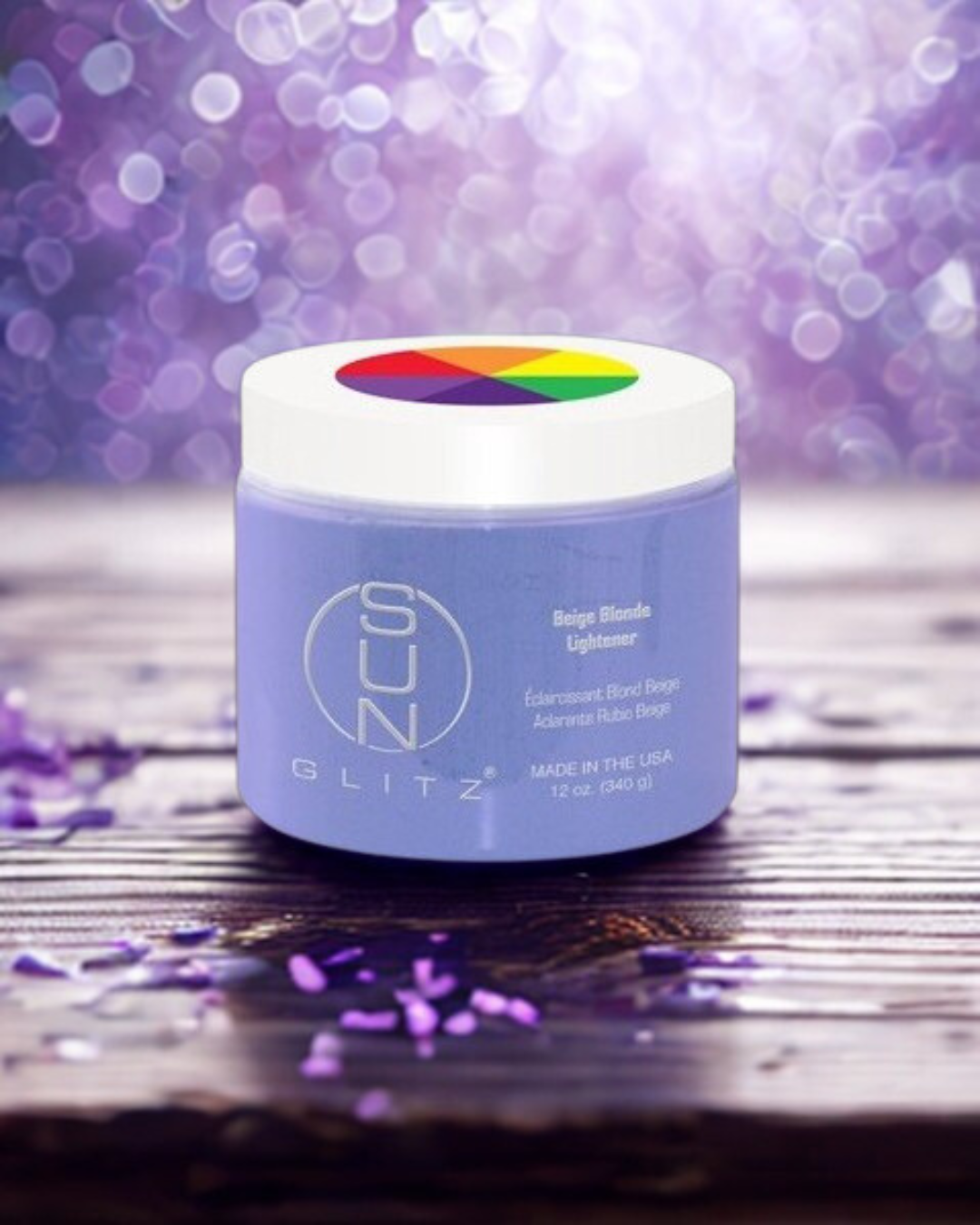 Un pot de produit capillaire « SUN Glitz » posé sur une surface en bois avec un fond bokeh violet.