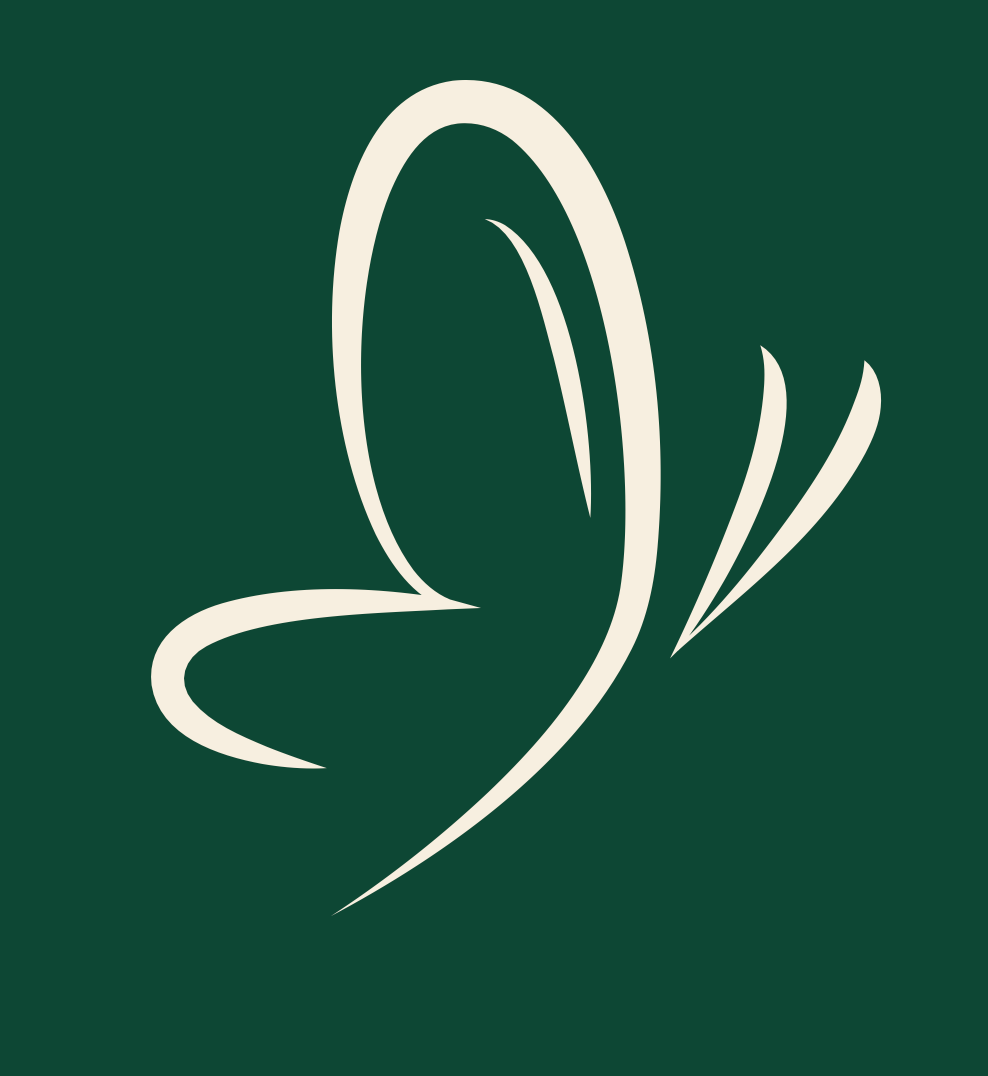 Logo papillon couleur crème sur fond vert foncé.