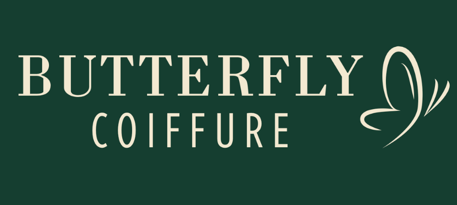 Logo pour Butterfly Coiffure, un salon de coiffure. Texte beige clair sur fond vert foncé, avec un symbole papillon.