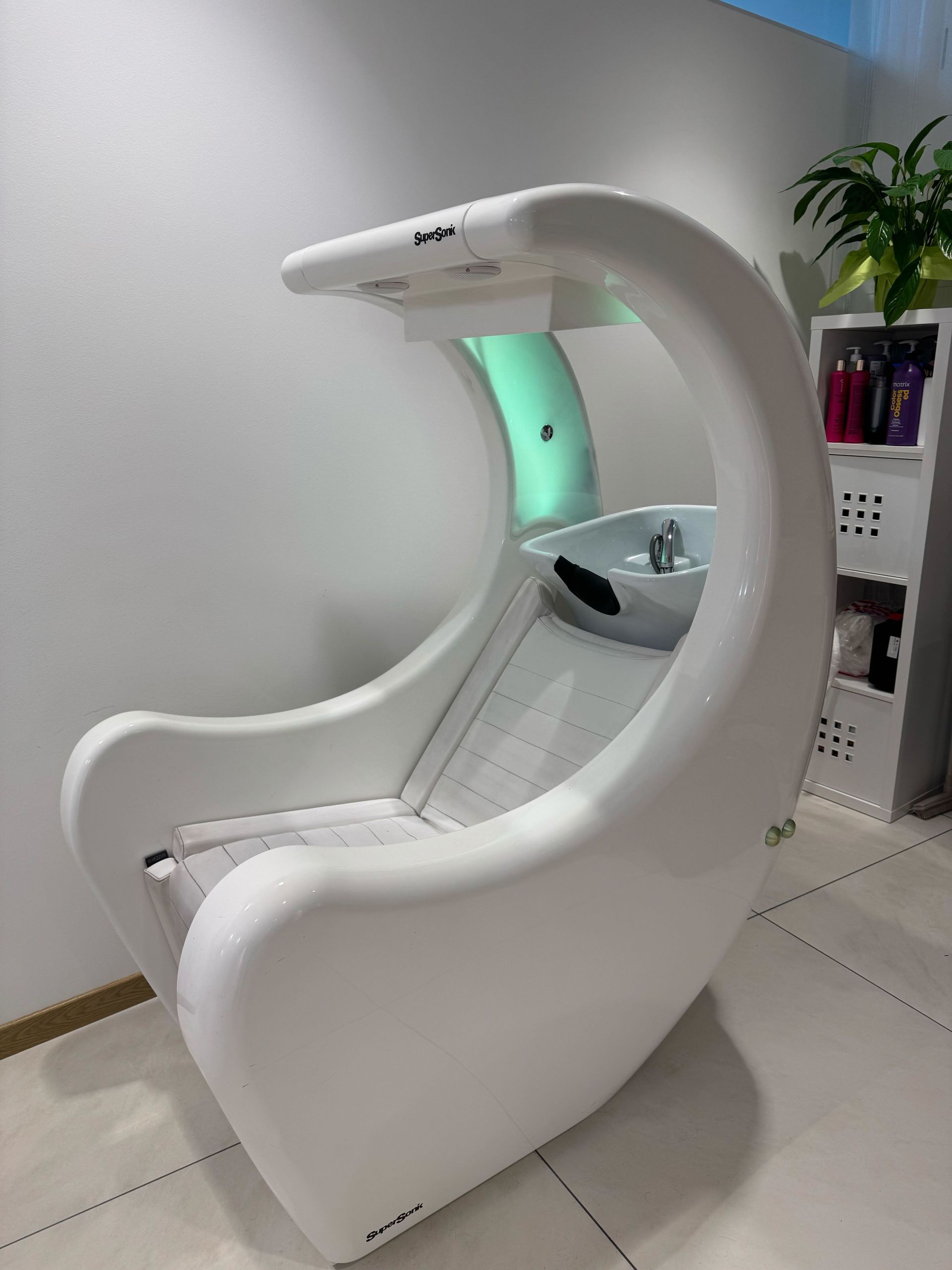 Fauteuil de shampoing blanc avec lavabo intégré et arche supérieure.