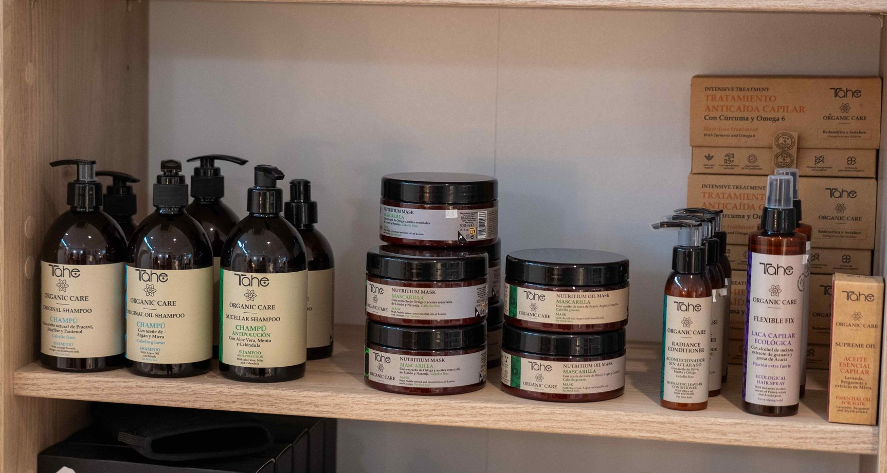 Étagère présentant divers flacons et pots bruns de produits de soins de la peau avec étiquettes.