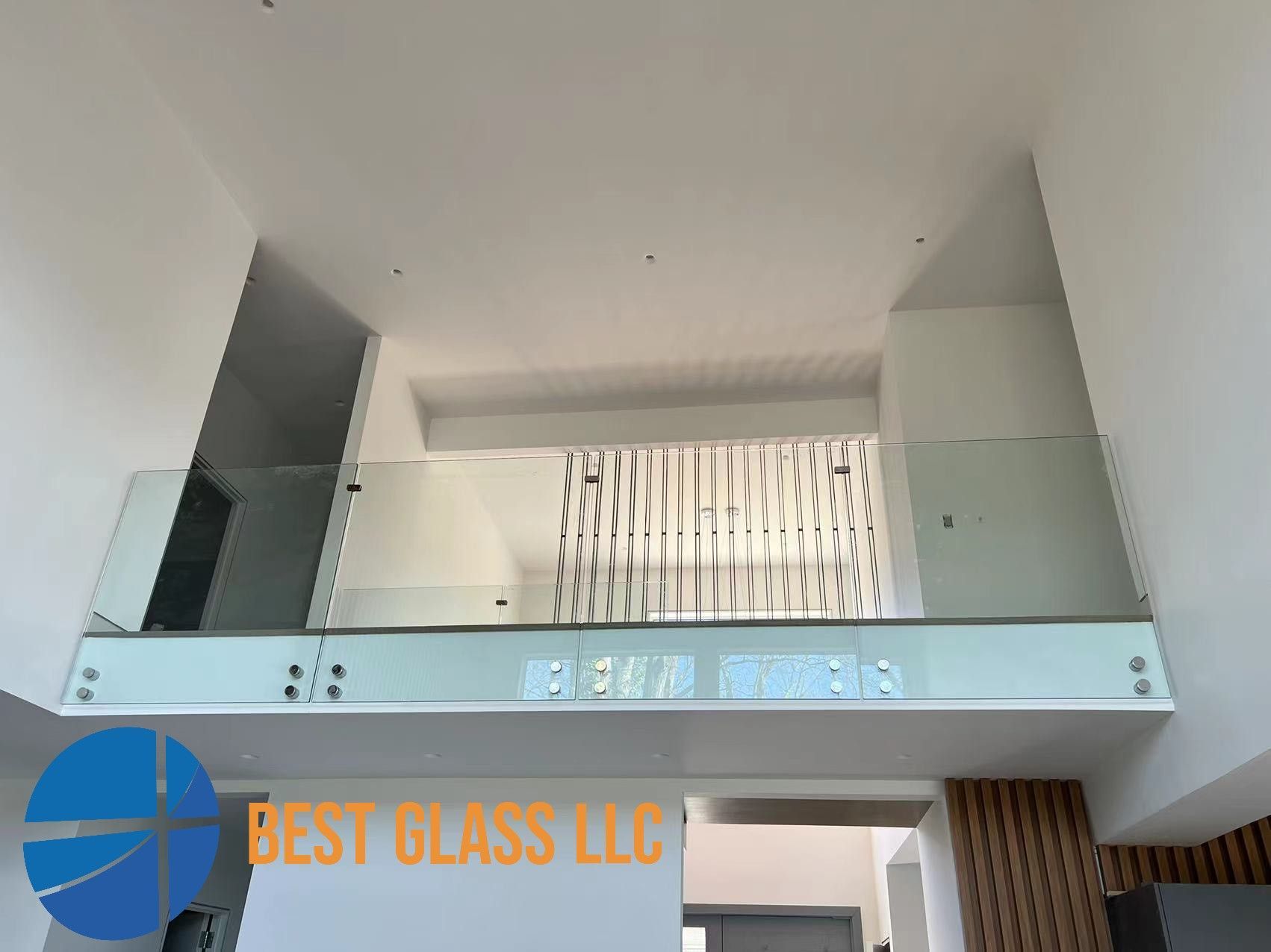 A picture of a glass railing in a house.