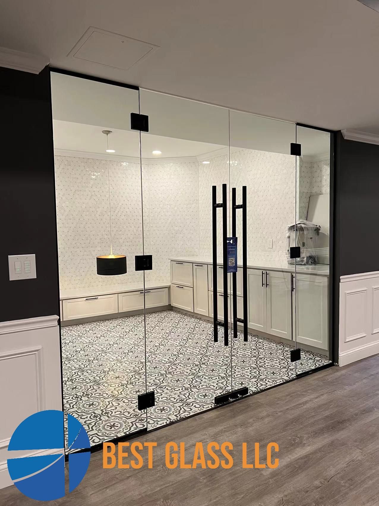 A room with a lot of glass doors and a black handle.