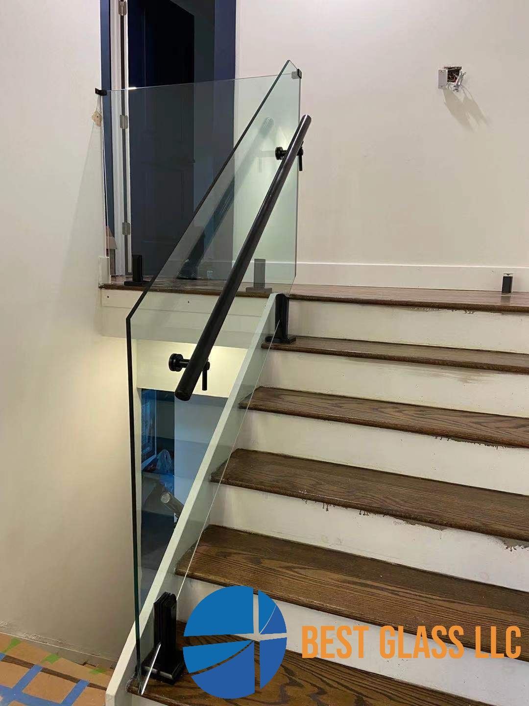 A picture of a glass railing on a set of stairs.