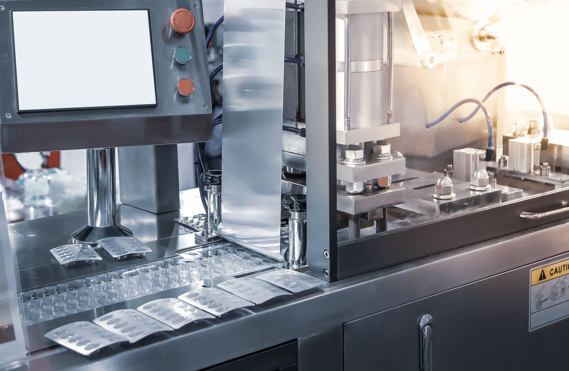 Macchina per il confezionamento farmaceutico in ambiente di fabbrica.