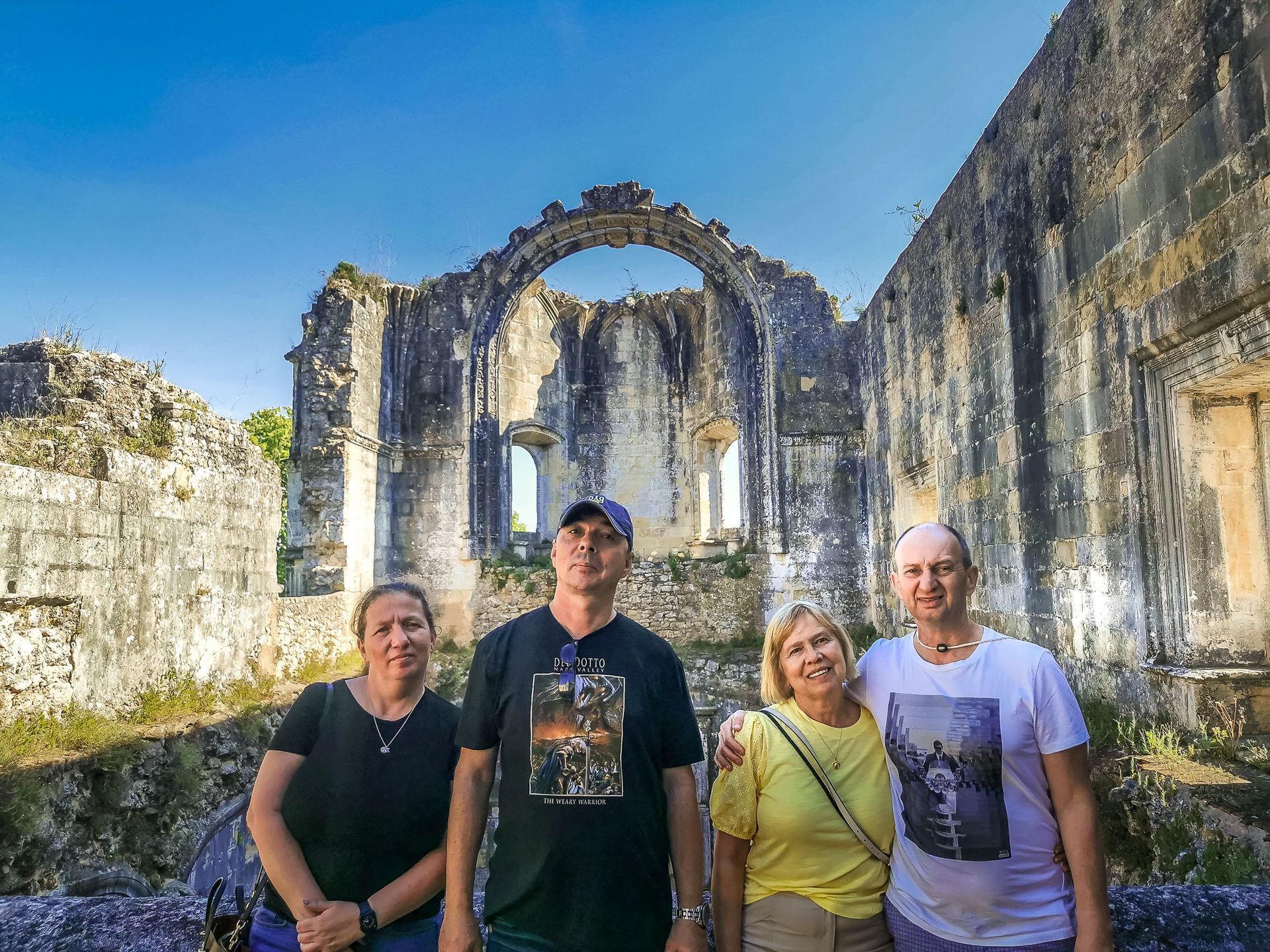 2 couples inside Convento de Cristo in Tomar during a fuided tour with Duca