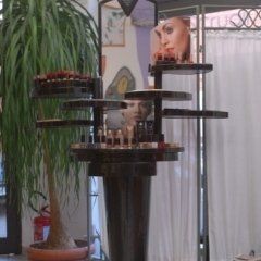 Piedistallo con prodotti per capelli