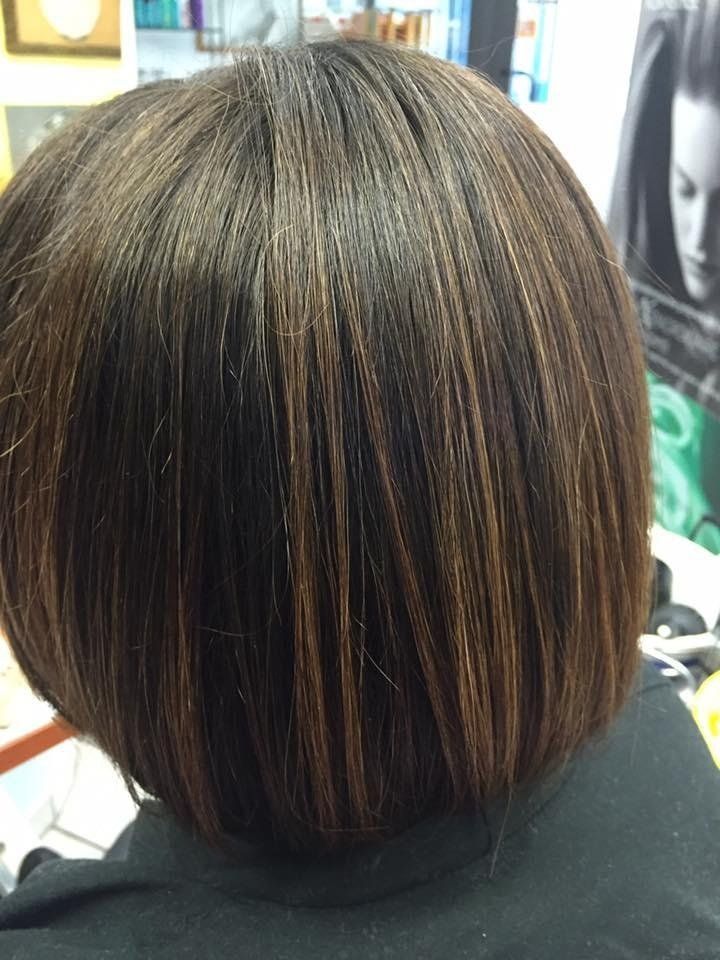 Capelli scuri con riflessi chiari