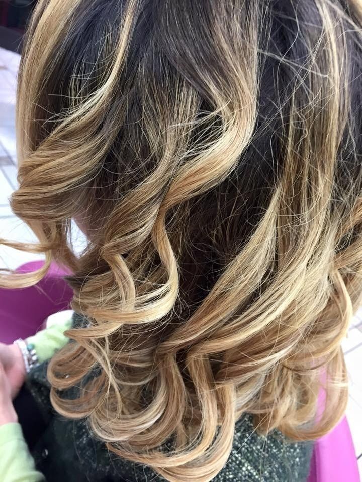 Capelli mossi con colpi di sole