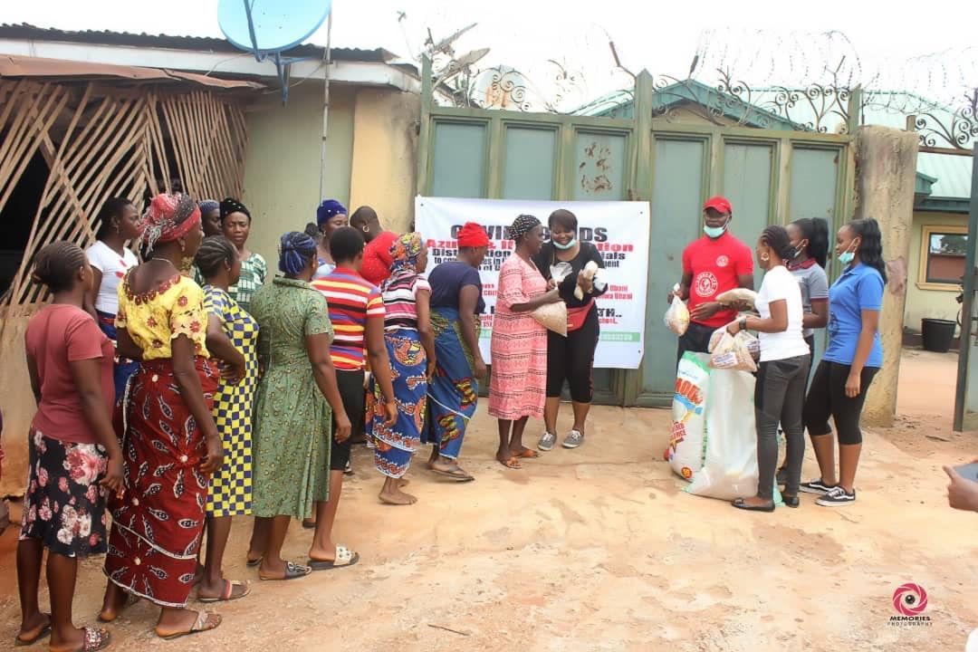 A group of people are standing in front of a building.