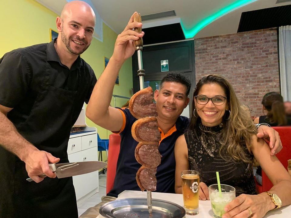 cameriere taglia il chiurrasco