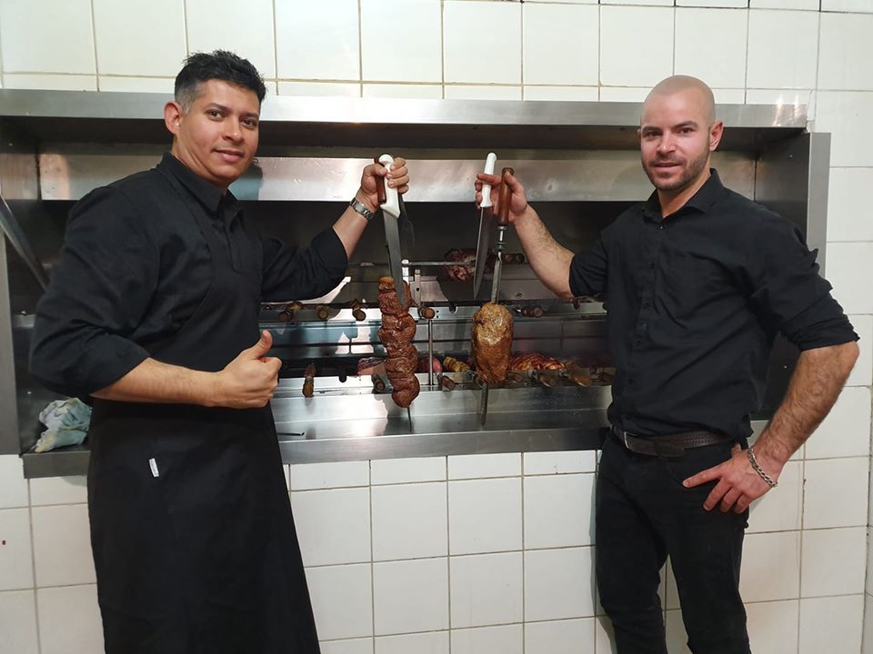 staff di cucina con carne