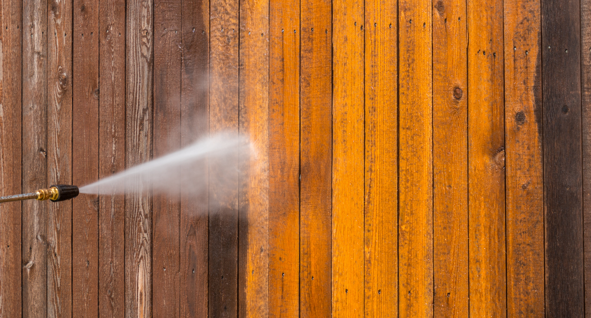 Pressure washing a wood fence in Sugar Land,Tx