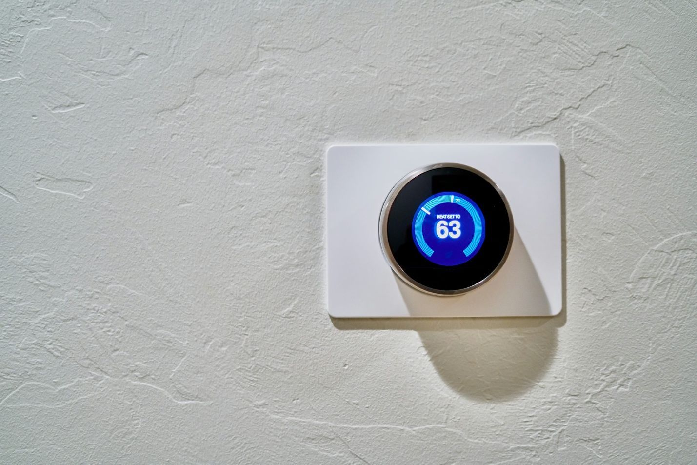 Smart thermostat displaying temperature settings for improved home energy management