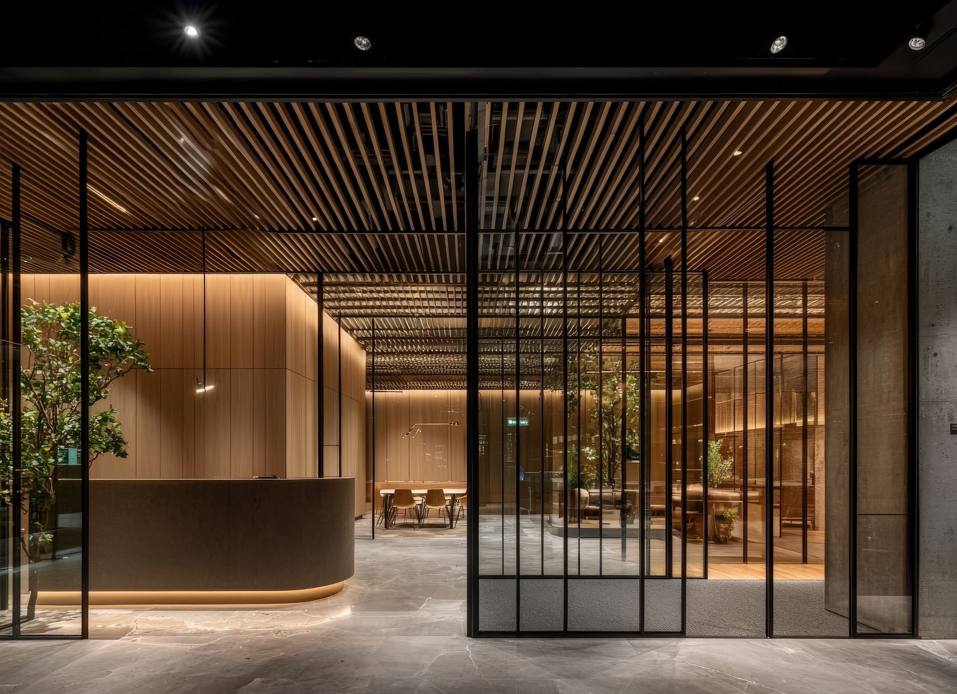 Hall d'entrée moderne avec plafond à lattes de bois, sol en pierre, comptoir d'accueil incurvé et cloisons vitrées.