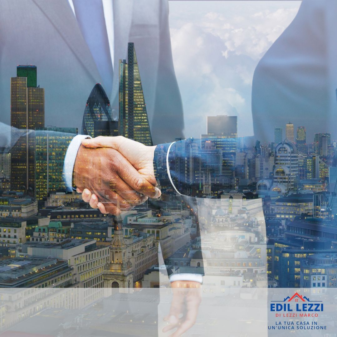 Due uomini che si stringono la mano di fronte allo skyline di una città