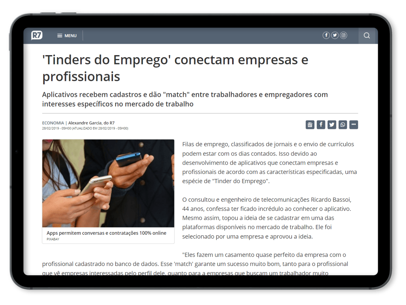 A tablet is open to a page that says `` tinders do emprego conectam empresas e profissionais ''.