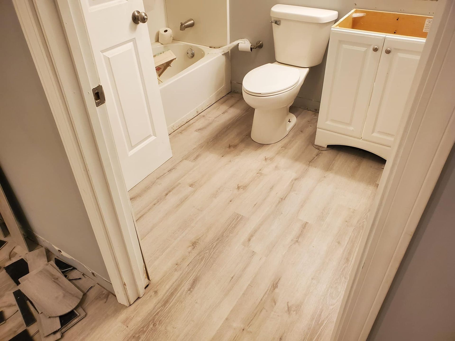 A bathroom with a toilet , sink and bathtub.